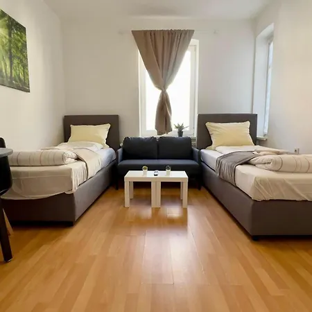 Zentrale 3 Mit Parkplatz Daire Neumünster